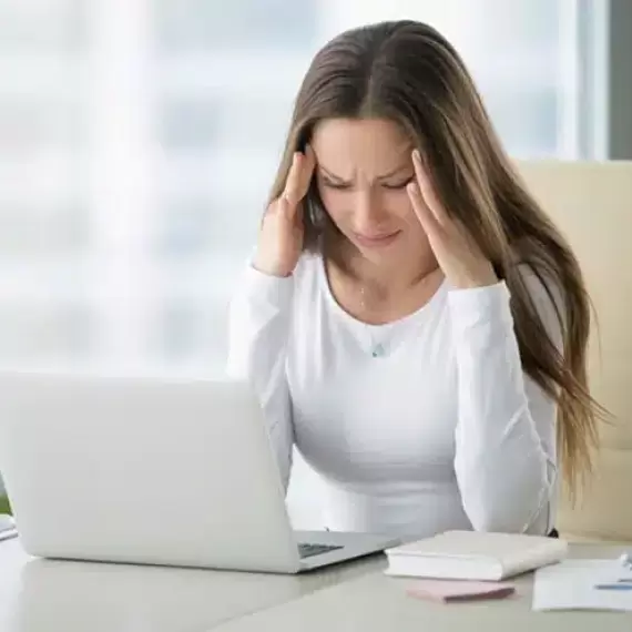 Mới 24 tuổi mà trông cứ như bà cô 30?